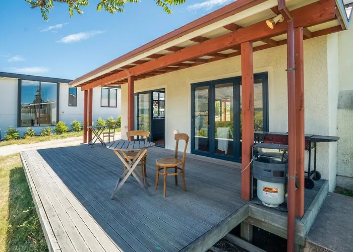 The Lakefront Gem - Wanaka Holiday Home